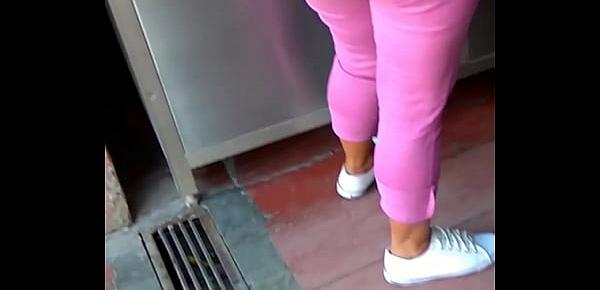  Chica nalgona de pantalon rosa